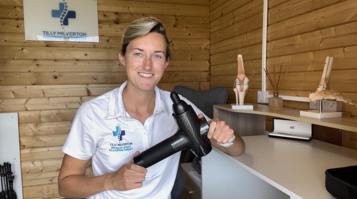 How does specialist sports knee therapist use Lairlux deep tissue massage gun+ 3 at-home exercises